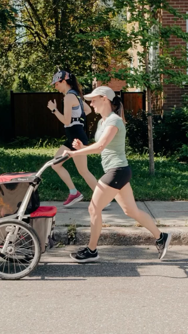 Le retour à la course, c’est pas juste remettre ses espadrilles et partir un chrono 🏃‍♀️✨

Que ce soit après une grossesse, une pause ou simplement une perte de motivation, reprendre la course demande une progression adaptée à TON rythme 🤍

Dans cette vidéo, on démystifie :
• quand recommencer
• quoi surveiller
• et comment éviter de repartir trop vite 👀

Parce qu’un bon retour à la course, ça commence par écouter son corps avant sa montre ⏱️💭

#retouralacourse #courseapied #postpartumfitness #mamactive #bougeotteetplacotine